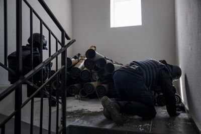 Miembros del cuerpo especial antiexplosivos inspeccionan armas abandonadas por militares rusos en un edificio en Bucha (Ucrania). Desde hace una semana, el escuadrón liderado por Norislav inspecciona las viviendas de Bucha, una de las ciudades más masacradas durante la invasión rusa, con el objetivo de detectar y destruir las miles de minas que las tropas enemigas plantaron antes de replegarse y que impiden que la vida vuelva a brotar en esta maltratada localidad.