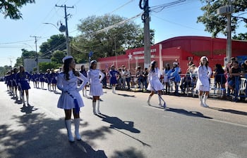 Un total de 25 institucions educativas desfiló en la mañana de hoy en la localidad de Villa Elisa.