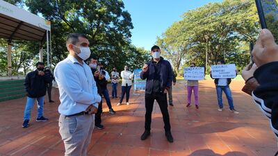 El intendente de Presidente Franco, Roque Godoy (izquierda) junto a los manifestantes.