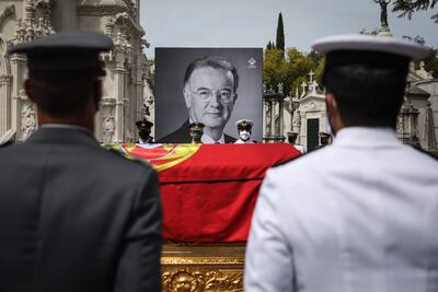 Restos mortales del difunto ex presidente portugués Jorge Sampaio en el cementerio de Alto de Sao Joao en Lisboa, Portugal.