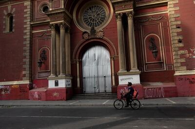 Puerta cerrada de la Basílica de la Merced, en el centro de Santiago (Chile). La pandemia del coronavirus sigue descontrolada en Chile, que este viernes superó por primera vez la barrera de los 8.000 nuevos casos diarios. La virulencia de la pandemia, en la que están jugando un papel fundamental las nuevas cepas brasileña y británica, llevó al Gobierno chileno a anunciar este jueves el cierre de fronteras durante un mes.