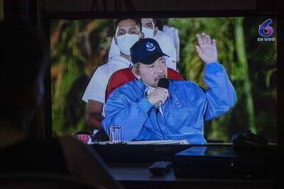 Una mujer observa en el televisor al presidente de Nicaragua Daniel Ortega durante el acto en homenaje al 45 aniversario del tránsito a la inmortalidad del Héroe Nacional, Jefe de la Revolución Popular Sandinista, comandante Carlos Fonseca Amador, en Managua (Nicaragua).