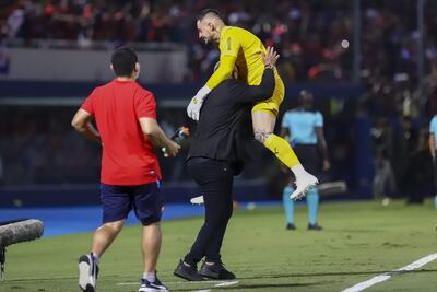 El arquero Jean Paulo Fernandes (arriba) y el entrenador Francisco Javier Arce de Cerro celebran un gol, en un partido de la Copa Libertadores entre Cerro Porteño - Peñarol en el estadio La Nueva Olla en Asunción (Paraguay).