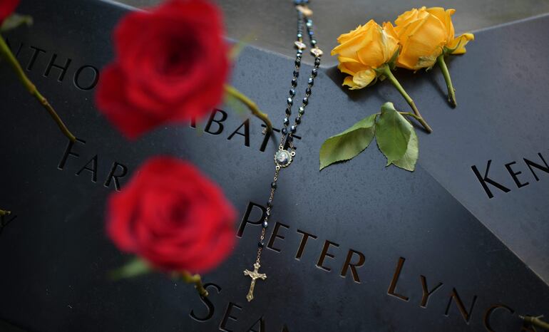 Un rosario sobre un monumento a las víctimas del 11-S en Nueva York, este sábado.
