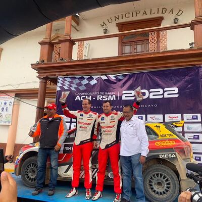 En el podio, Gustavo Saba y Fernando Mussano, ganadores en el Rally Región Junín, en Perú.