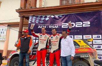 En el podio, Gustavo Saba y Fernando Mussano, ganadores en el Rally Región Junín, en Perú.