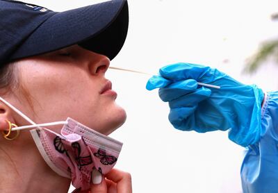 Una asistente sanitaria practica una prueba de COVID-19 una mujer en Los Angeles, California.