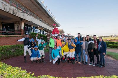 Todos los colegas celebraron el triunfo del jockey Sergio Ortellado, con Malala.