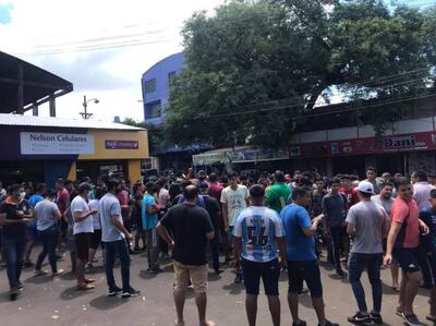 Comerciantes concentrados para resistir la intervención de ayer.