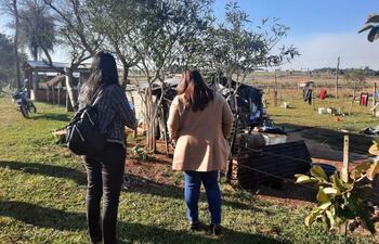 La jueza Sady Barreto, en compañía de la asesora jurídica del Indert, regional Paraguarí, Abogada Zulma Torres, verificaron la ocupación.