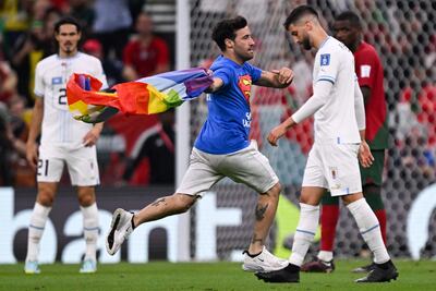 Un aficionado ingresó ayer al campo del estadio Lusail con una bandera arcoíris, durante el partido entre Portugal y Uruguay.