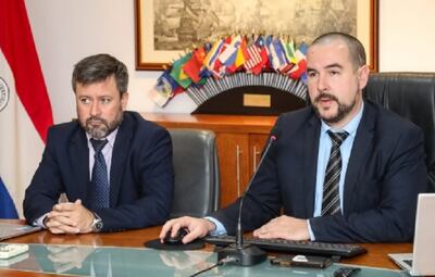 Rolando Sapriza, director de Política Macrofiscal; e Iván Haas, viceministro de Economía, durante la presentación del informe (Foto de Hacienda).