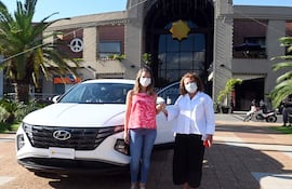 Stefanie Müller recibió las llaves de su nuevo vehículo de la gerente de marketing del Shopping del Sol, Carolina Lenguaza.