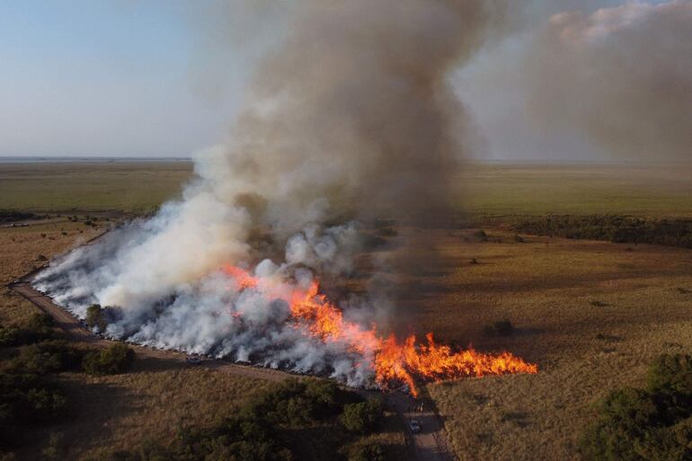 El fuego consume miles de hectáreas de campo en el Paraje Uguay, Corrientes, Argentina.