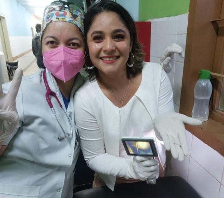 Las doctoras Eva Peña y Yéssica Vargas quienes extrajeron el objeto de la beba.