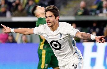 Luis Amarilla festeja su primer gol oficial con el Minnesota United. Atrás sufre el compatriota Jorge “Clavito” Moreira, quien juega en Portland al igual que Cristhian Fabián Paredes.