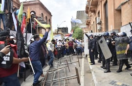 Manifestación de docentes este martes sobre la calle Presidente Franco, en la parte posterior del edificio del Ministerio de Hacienda.