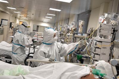 Personal de salud atiende a un paciente con Covid-19.