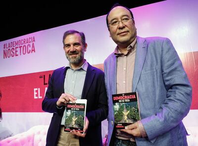 El presidente del Instituto Nacional Electoral (INE), Lorenzo Córdova (i), y el consejero del (INE) Ciro Murayama (d) posan durante la presentación del libro "La Democracia no se toca", hoy, en la Ciudad de México (México). El Instituto Nacional Electoral (INE) de México dio a conocer este domingo que se sumará a las acciones legales para frenar el denominado Plan B electoral que pretende destazar al órgano que organiza las elecciones en México.