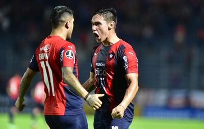 El nuevo goleador azulgrana, Fernando Romero, anotó anoche dos goles y en esta festeja con Sergio Díaz (11).
