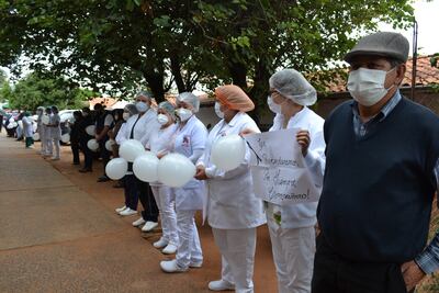 Se registraron 12 decesos en los últimos días en Misiones. Personal de blanco despide a un compañero fallecido.
