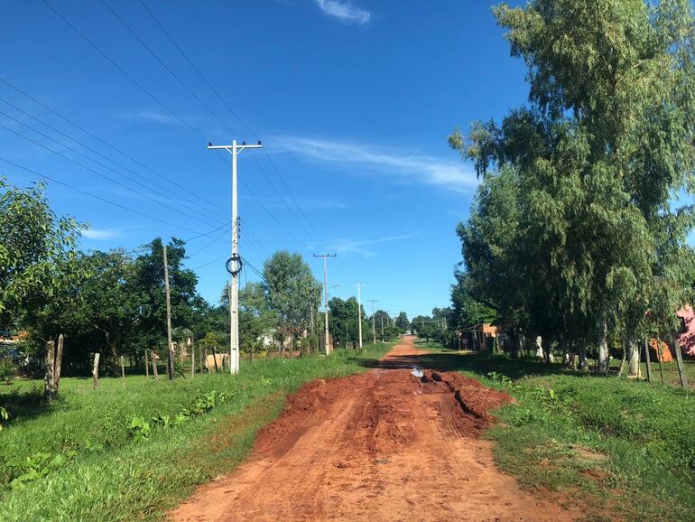 El camino en el acceso al asentamiento Nueva Esperanza.