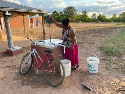 Mujer nativa bombeando agua, el acceso al vital líquido es uno de los problemas más extendidos en el Chaco.