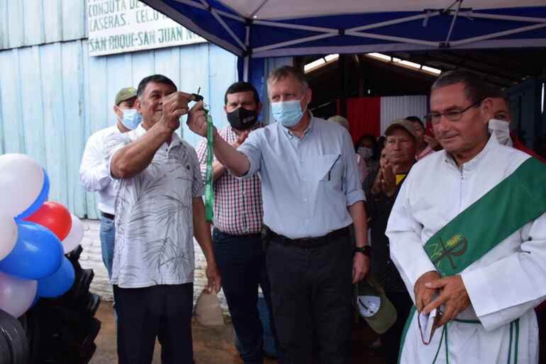 El ministro Bertoni entregando la llave del tractor a Magno Vera del comité El Porvenir.
