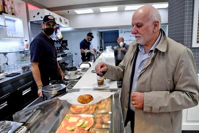 Un cliente toma un café en la barra de un bar de Nápoles, Italia.