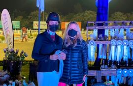 Amazona Silvana Cabral en acto de premiación junto con Andrea Zuccolillo, presidenta del CHP. (Gentileza)