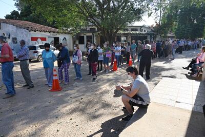 En una larga fila la gente aguardó parada y bajo el sol durante horas para poder recibir la segunda dosis anticovid.