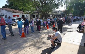 En una larga fila la gente aguardó parada y bajo el sol durante horas para poder recibir la segunda dosis anticovid.