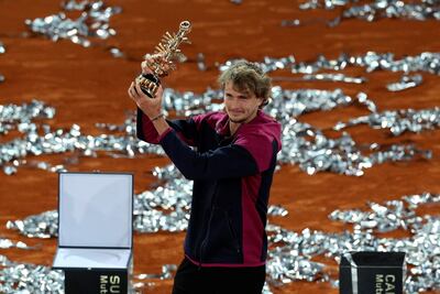 El tenista alemán Alexander Zverev con el trofeo de campeón del Mutua Madrid Open, tras la final disputada ante el italiano Matteo Berrettini este domingo en las instalaciones de la Caja Mágica, en Madrid.