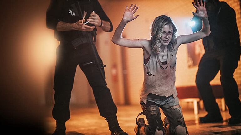 Corre escóndete pelea película Isabel May