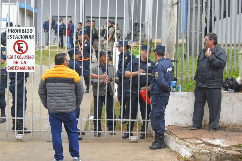 Estricto control policial para el ingreso de funcionarios dentro de la Gobernación del Guairá.