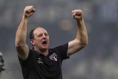 AMDEP5661. BOGOTÁ (COLOMBIA), 28/09/2022.- Fotografía de archivo del entrenador de Sao Paulo Rogério Ceni celebrando al ganar la serie de penaltis, el 10 de agosto de 2022, en un partido de la Copa Sudamericana ante Ceará en el estadio Castelao en Fortaleza (Brasil). El legendario Rogério Ceni, quien como guardameta se consagró como uno de los máximos ídolos del Sao Paulo, acaricia su primer título como entrenador y, precisamente, desde el banquillo de la institución en la que jugó por 25 años. EFE/Jarbas Oliveira