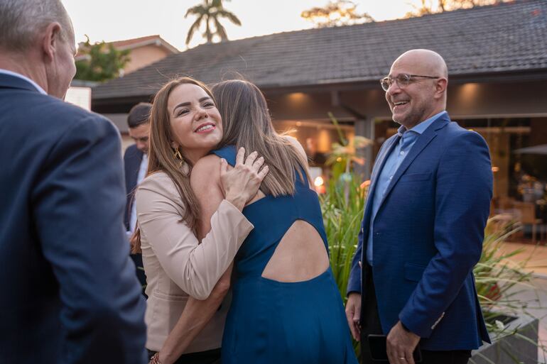 Blanca Brítez, gerente general de Financiera Paraguayo Japonesa, recibiendo a los invitados especiales.