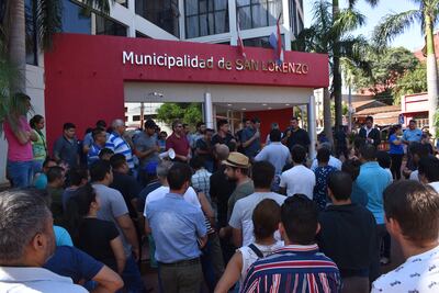 Los conductores de las plataformas Uber se manifestaron hoy frente de la Municipalidad.