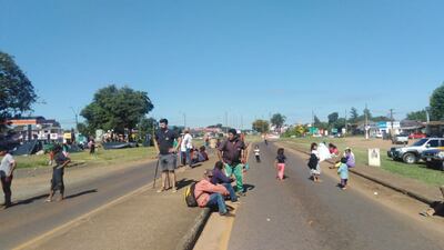 Los nativos se mantienen en su postura de no levantar la medida de fuerza hasta conseguir los kits de alimentos.