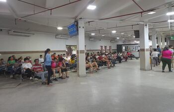 Masiva concurrencia de personas este martes en el Departamento de Identificaciones de la Policía.