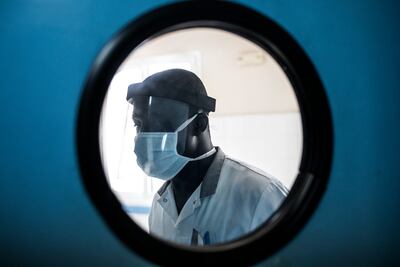 Un médico con mascarilla en un pabellón de emergencia del Hospital Pikine de Dakar, Senegal.