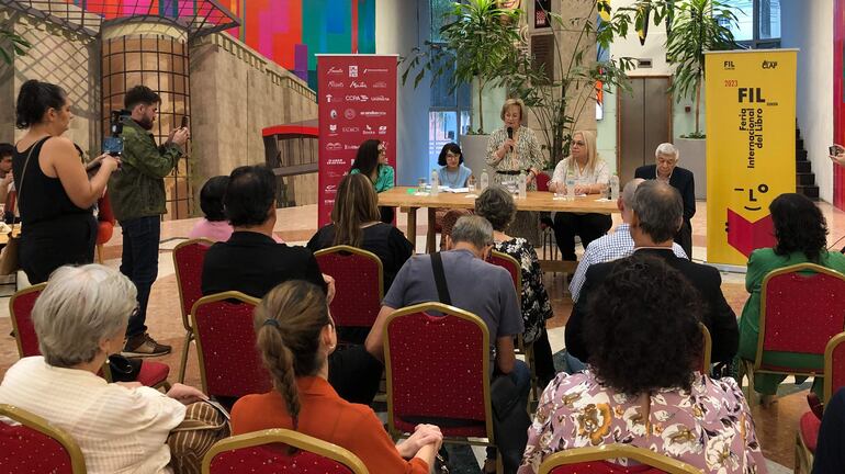 Mucho público asistió al lanzamiento de la FIL 2023.