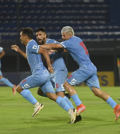 Con un zapatazo desde fuera del área, Paniagua marcó el segundo gol y lo celebra con Duffard (5) y “Chapa” Martínez.