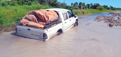 Esto no es un arroyo, aunque lo parezca; en realidad es el camino Toro Pampa - Desvío 65, que estaba inundado en el 2015.