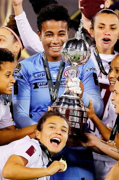 Luciana sostiene la Copa.