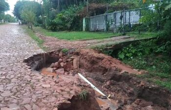 Denuncia de alcantarillado sanitario que deja calles de empedrados destruidas