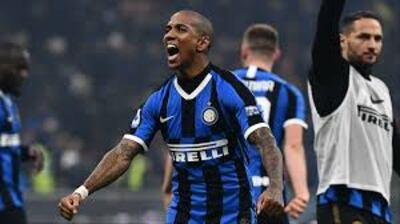 Ashley Young dio positivo al control de Covid-19.