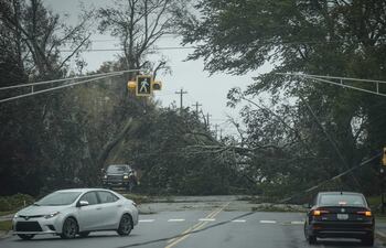 Los vehículos dan la vuelta cuando los árboles y las líneas eléctricas caídas bloquean una carretera después de que la tormenta postropical Fiona azotara el 24 de septiembre de 2022 en Reserve Mines, Nueva Escocia, en la isla Cape Breton en Canadá. Anteriormente huracán Fiona, la tormenta es una de las más fuertes que ha visto la costa atlántica de Canadá en años.