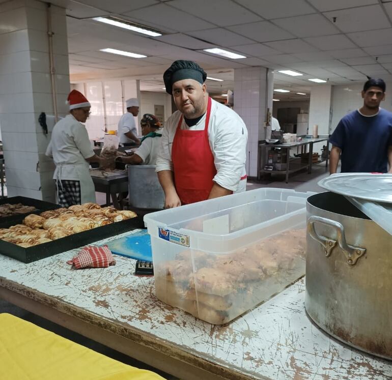 Cocineros y cocineras del Hospital de Clínicas se encuentran trabajando intensamente para terminar a tiempo la cena de Nochebuena.