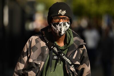 Un transeúnte con mascarilla en Manchester, Inglaterra.
